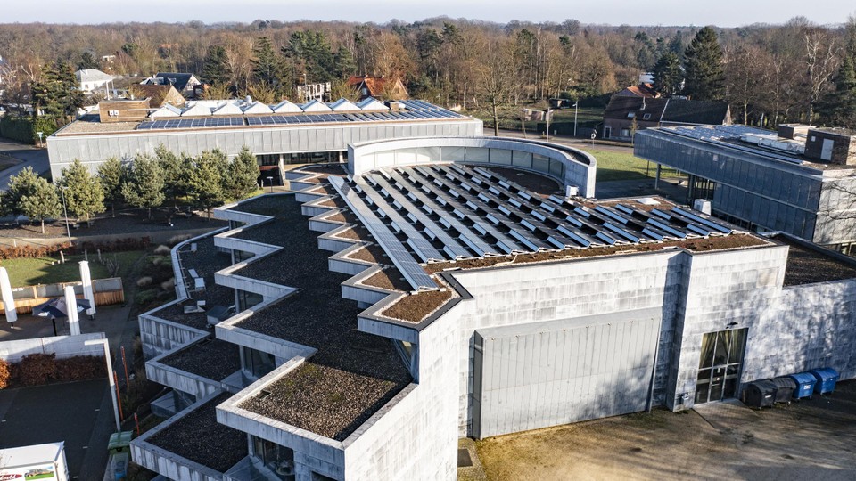 De zonnepanelen op het dak van het gemeentehuis, gemeenschapscentrum ’t Blikveld en de bib in Bonheiden. 