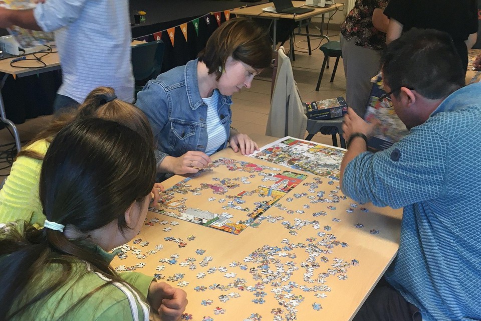 Het puzzelkampioenschap is bij uitstek een familieactiviteit. 