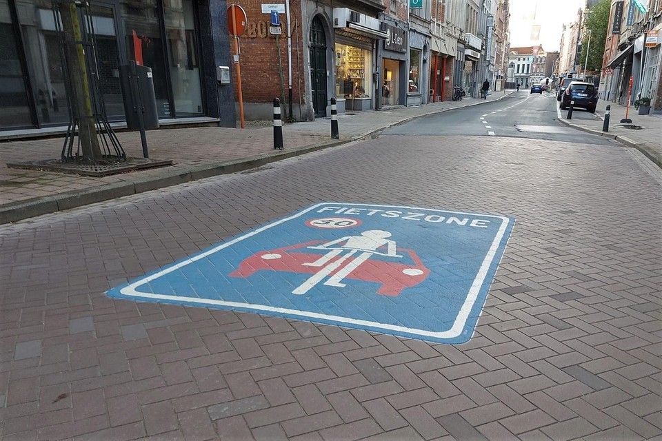 De grondmarkering is zeer duidelijk: je rijdt een fietszone binnen.