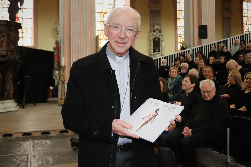 Kardinaal De Kesel kreeg samen met burgemeester Vandersmissen de  eerste exemplaren van het boek overhandigd.