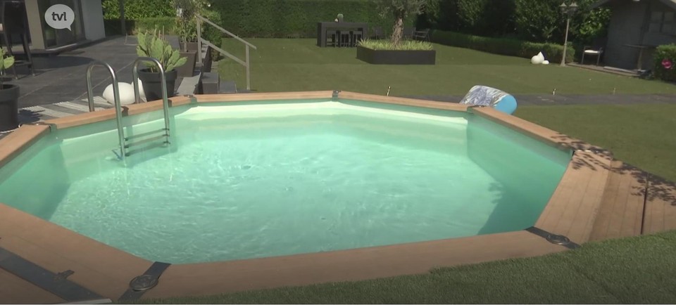 Aan TV Limburg toonde Verlinden de ware grootte van het zwembad van de minister.