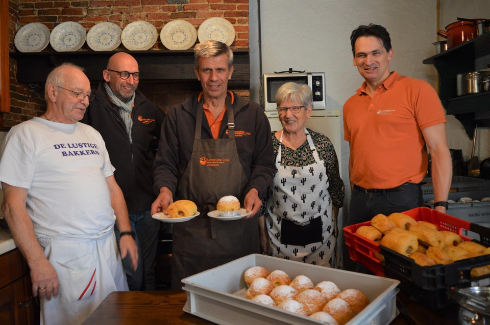 Dirk Verelst (voorzitter) gaat nog een worstenbrood en appelbol serveren. 