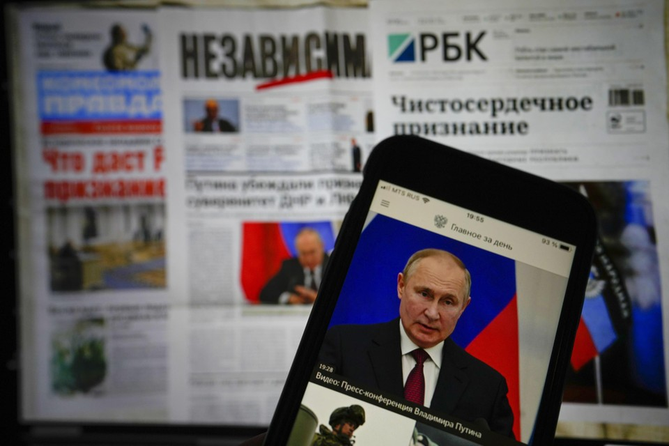 Verschillende Russische kranten op 23 februari, de dag voor de Russische inval in Oekraïne. 
