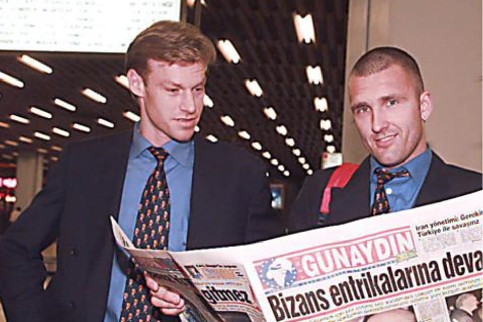 Bart de Roover en Eric Van Meir, exact 23 jaar geleden op de luchthaven van Istanboel. Beide centrale verdedigers waren destijds ploegmaats bij Lierse SK én bij de nationale ploeg.