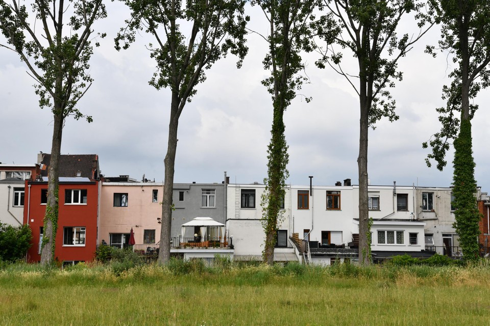 De stad Antwerpen heeft bewoners van de oneven kant van de Ten Eekhovelei het aanbod gedaan hun huis te verkopen. 