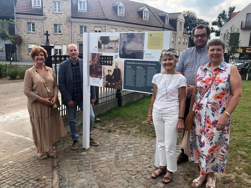 Burgemeester Marleen Peeters, Jeroen Janssens van Kempens Karakter, Rosette Dillen van de heemkundige kring, schepen Tom Kersemans en gemeenteraadsvoorzitter Greet Dekkers staan bij een van de infoborden van de schilderswandeling in Wechelderzande.