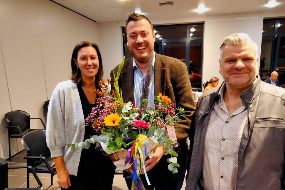 Partijgenoot Arnold Wittenberg uit Hoogstraten zette Ilse Van Den Heuvel in de bloemetjes voor haar positieve voorstel, met steun van voorzitter Ludwig Anthonissen.