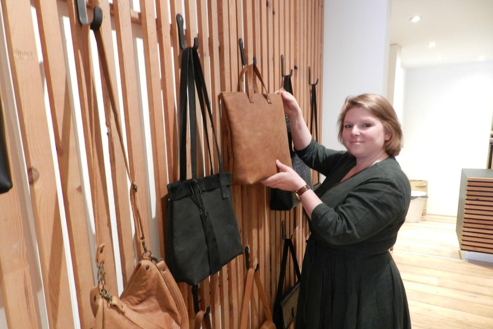 Ibi Szabo geeft voortaan op de Vrijheid haar workshops voor het maken van lederen tassen.