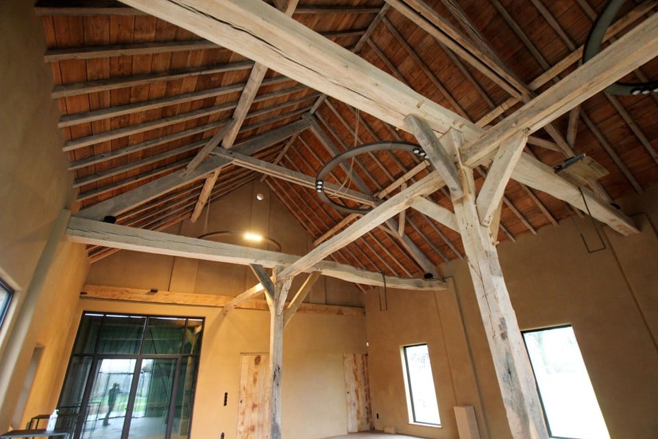 De oorspronkelijke constructie van draagbalken straalt in de evenementenruimte. 