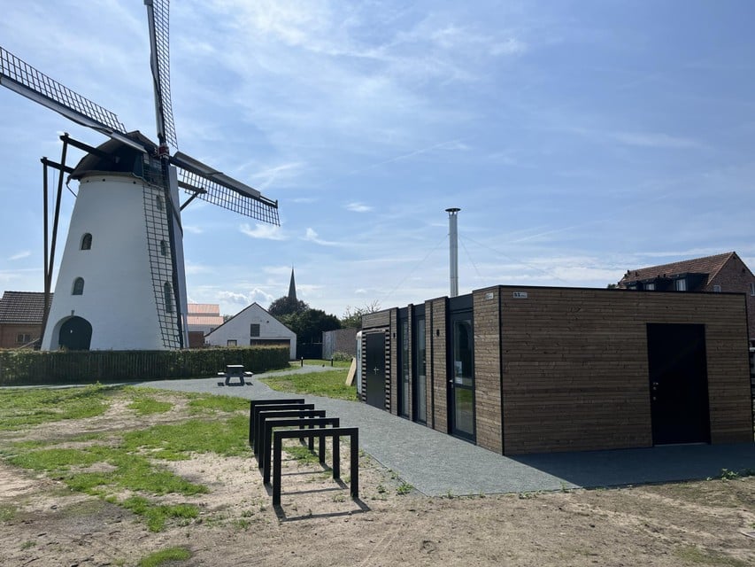 Het bakhuis Vollenbak in de schaduw van windmolen In Stormen Sterk geeft een nieuwe toeristische impuls aan het molenplein in Gierle.