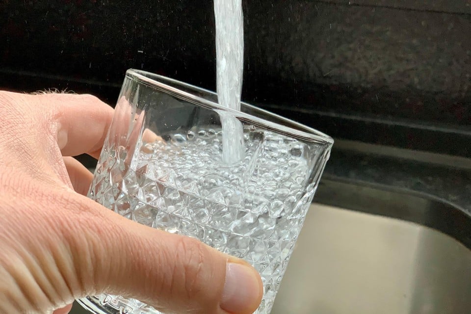 In Muizen klagen bewoners over een onaangename geur van hun leidingwater.