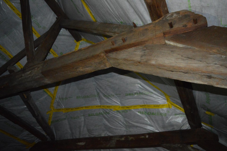 The mother beams of the rectory ceiling could be preserved, but the rest needed urgent replacement. 