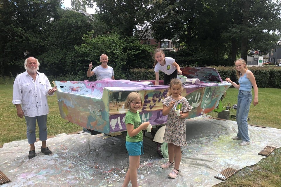 Kunstenaar Luk Vermeerbergen en Jack Stoffels laten de kinderen tijdens de roefeldag in Beerse een bootje helemaal omtoveren tot een kleurrijk kunstwerk. 