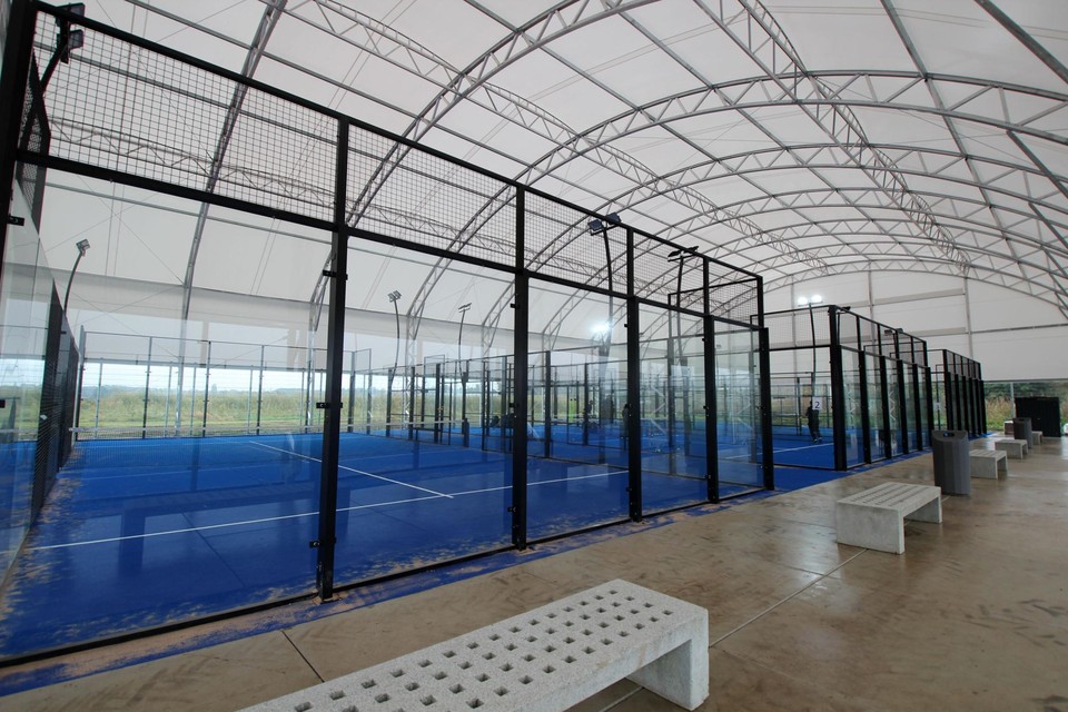 De overdekte terreinen van Padel Sporthaven.