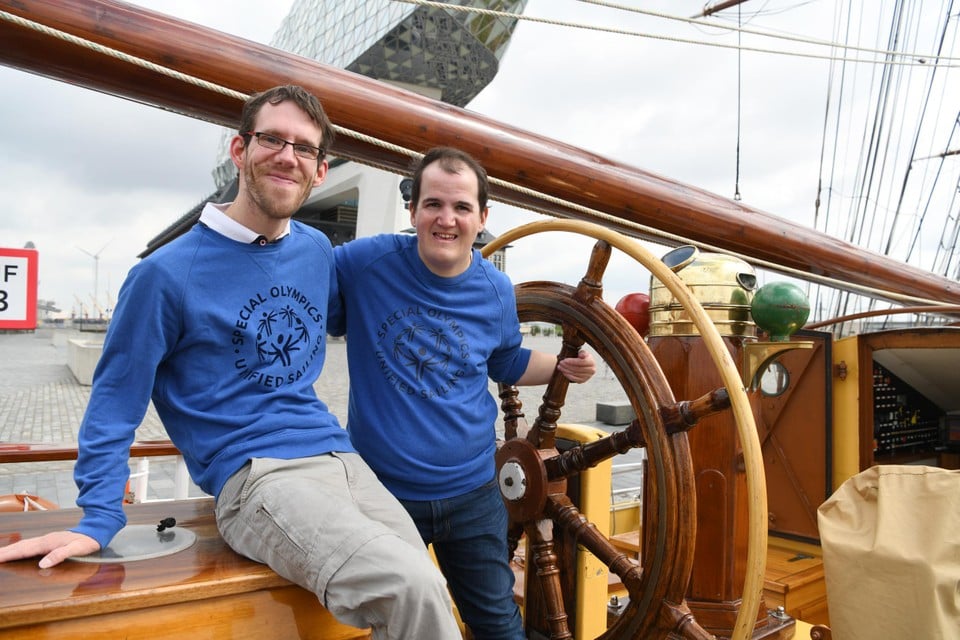 Tim (28) en Thibeau (26) van Unified Sailing aan boord van de Morgenster. 