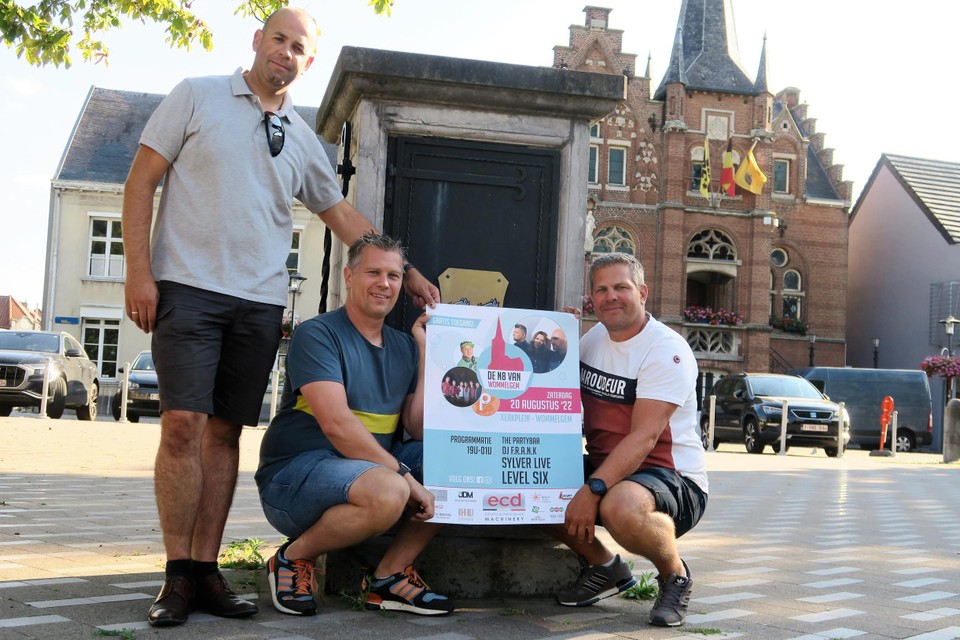 Peter Verdijck en de broers Bjorn en Sven Geysels op de Kerkplaats: ‘ready for a good time’. Het podium van de N8 van Wommelgem komt tegen het oude gemeentehuis te staan. 