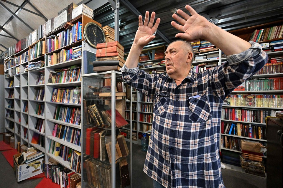 Een boekhandelaar in Kyiv maakt zich druk over het wettelijke verbod op hedendaagse Russische literatuur. Toch krijgt de maatregel weinig kritiek in Oekraïne. 