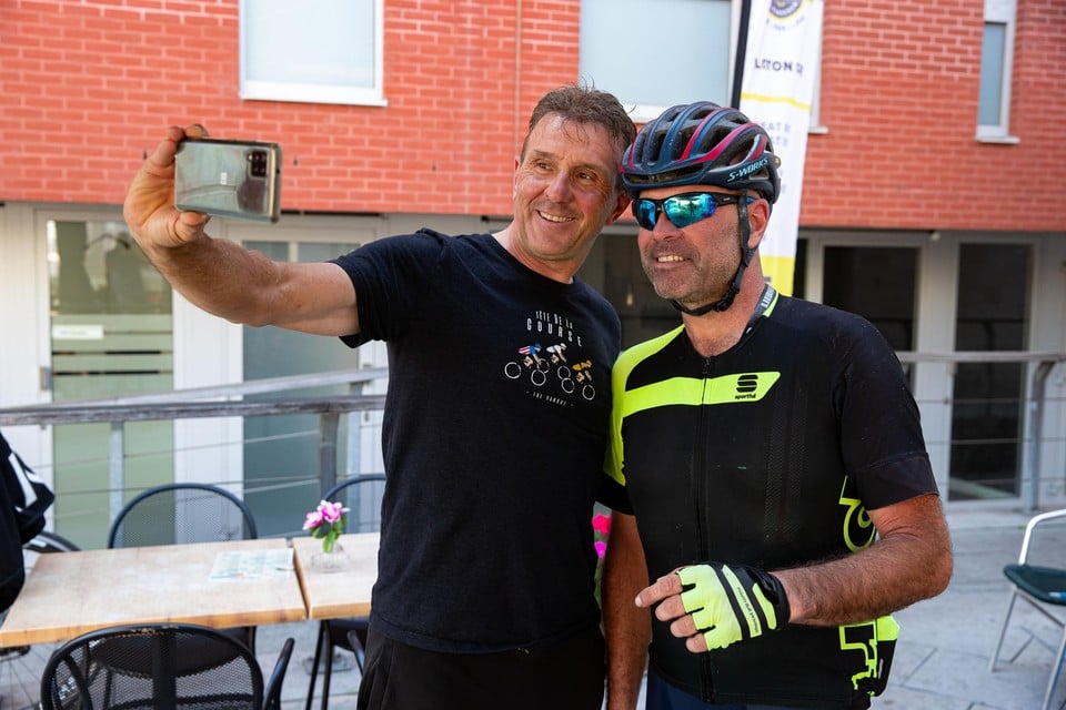 Johan Museeuw, 25 jaar na zijn wereldtitel in Lugano nog altijd een gewilde prooi voor selfiejagers.