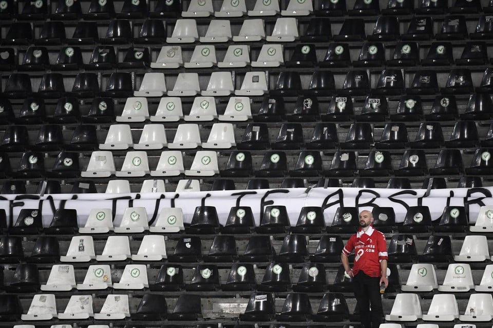 De eenzame supporter: het was een gek zicht in het voetbalstadion van Charleroi. De andere KVK-supporters gingen in op het boycot wegens het aanvangsuur.   