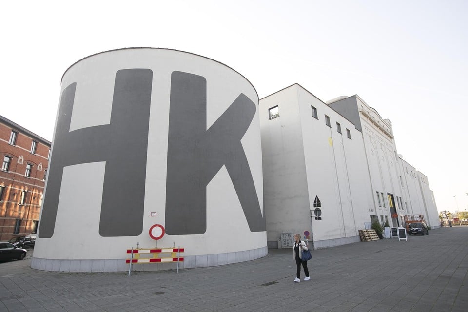 Het M HKA opende in 1987 in een verbouwde entrepot in de Leuvenstraat. Over een aantal jaren verhuist het museum naar een nieuwbouw een beetje verder op de Waalsekaai.