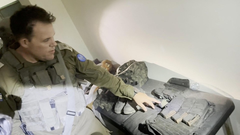 Een Israëlische soldaat toont de aangetroffen wapens.