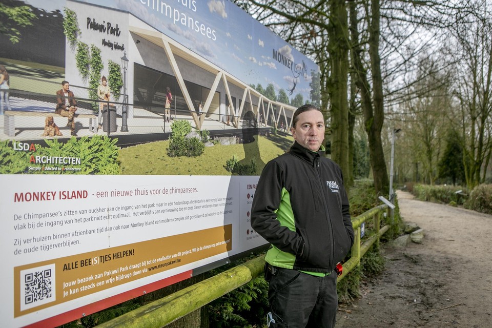 Tommy Pasteels van Pakawi Park bij het toekomstige chimpanseeverblijf.