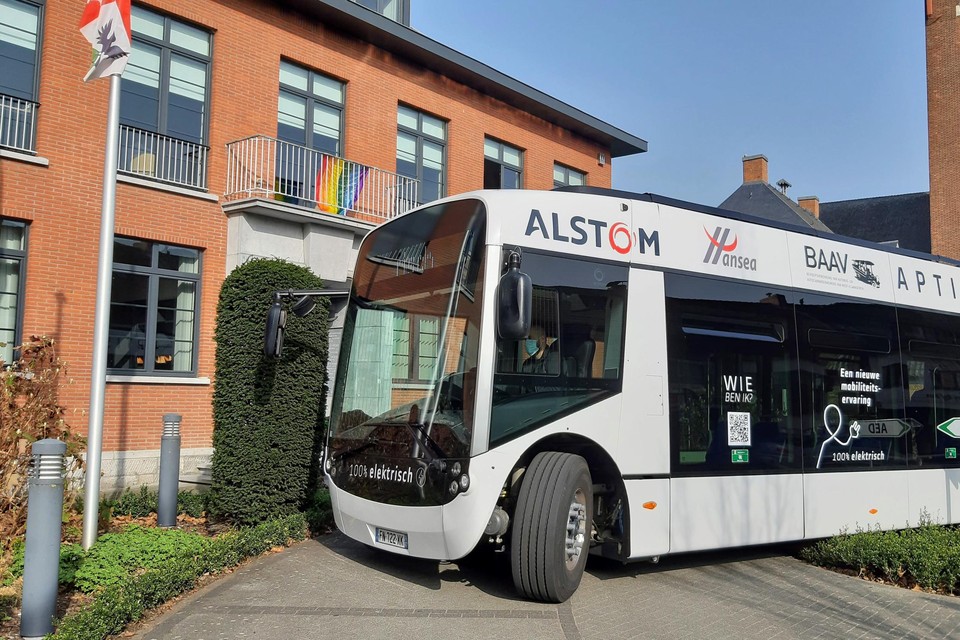 De bus stopte aan het gemeentehuis.