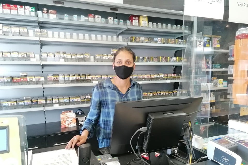 Rupindur Kaur achter de toonbank.