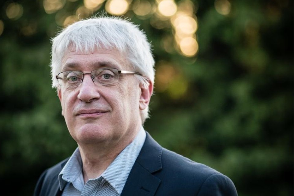 Frank Robben geldt al sinds jaren als de machtigste man in de gezondheidssector. Nu rijzen er vragen over belangenvermenging en zijn tirannieke aanpak.