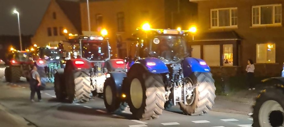 Zo’n dertig landbouwers maakten met tractoren hun opwachting aan d’Oude School.