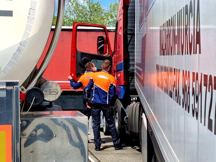 Tientallen vrachtwagens werden voor een controle aan de kant gezet.
