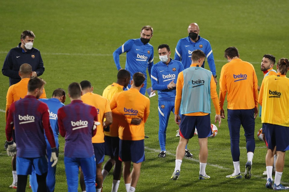 Barça-coach Xavi spreekt zijn troepen toe in het Prins Faisal Bin Fahd Stadion in Riyad. 