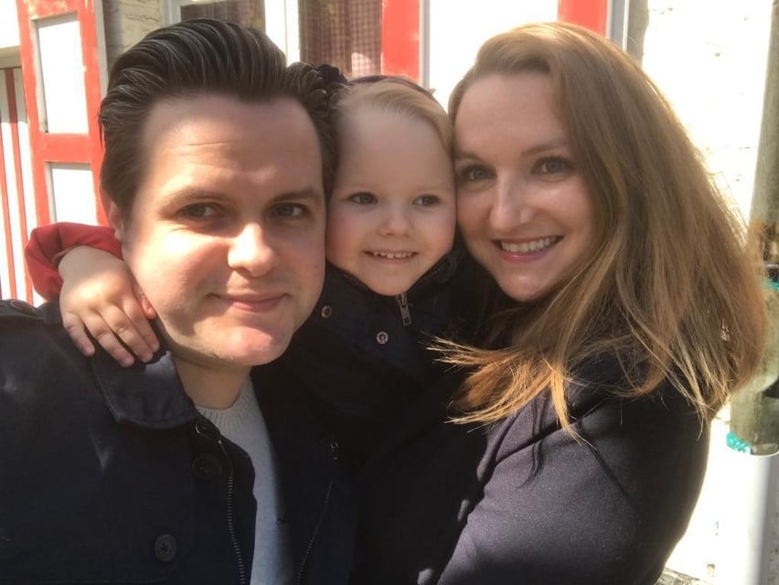 Fotograaf en bakkerijmedewerker Stein met echtgenote Jill en hun dochtertje Olivia