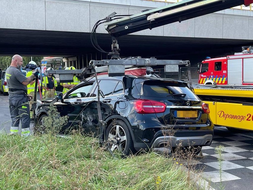De bestuurder van de zwarte Mercedes met Nederlandse nummerplaat is ter plaatse gearresteerd.