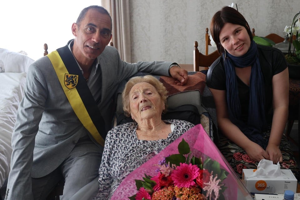Schepen Alex Helsen kwam Rosa Leemans feliciteren. Rechts haar kleindochter