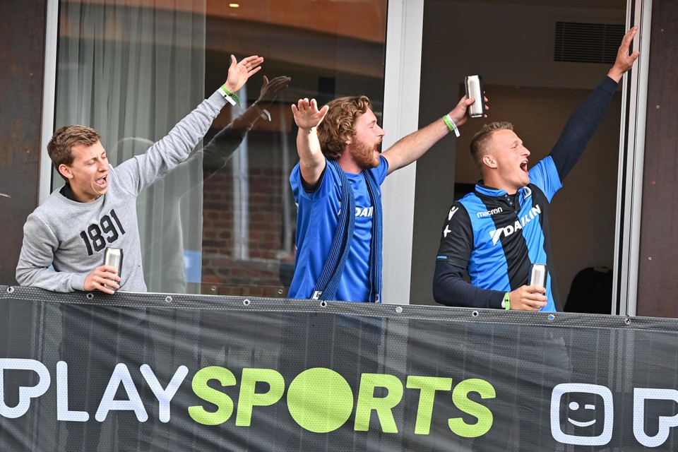 ‘Mol’ Lennart (links) vierde in zijn bubbel uitgelaten de titel van zijn favoriete ploeg Club Brugge. 