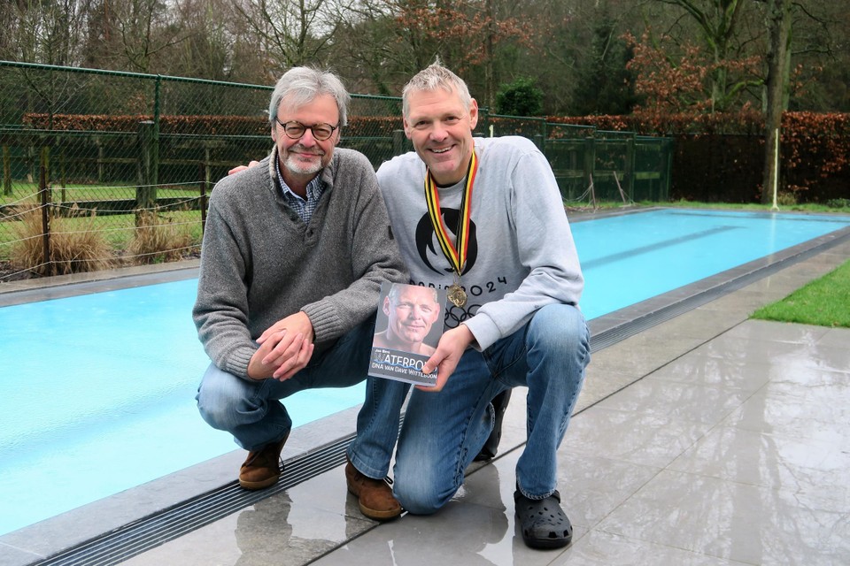 David Witteboon (rechts) met journalist en auteur Jan Brys met het pas verschenen boek over de waterpoloreus, in alle betekenissen.