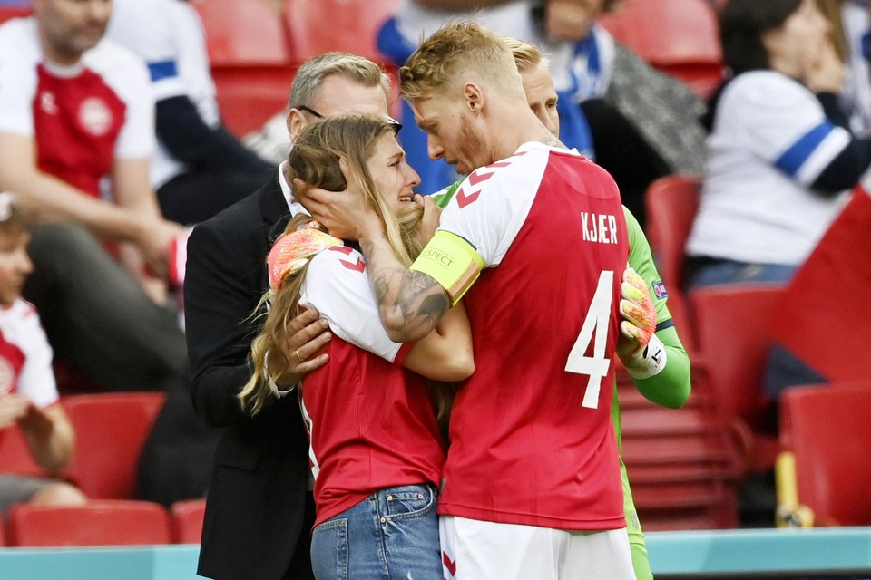Kapitein Simon Kjaer troostte de vriendin van de middenvelder.