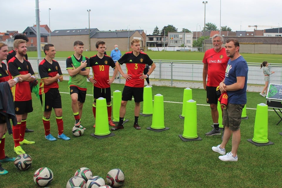 Rode Duivels-omroeper Christophe Stienlet maakt kennis met het Unified-team.