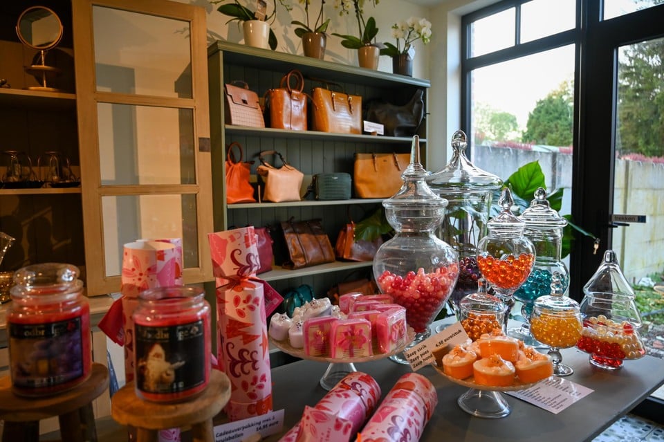 In de cadeauwinkel verkopen Natasja en Suzy onder meer badparels en zeepjes.