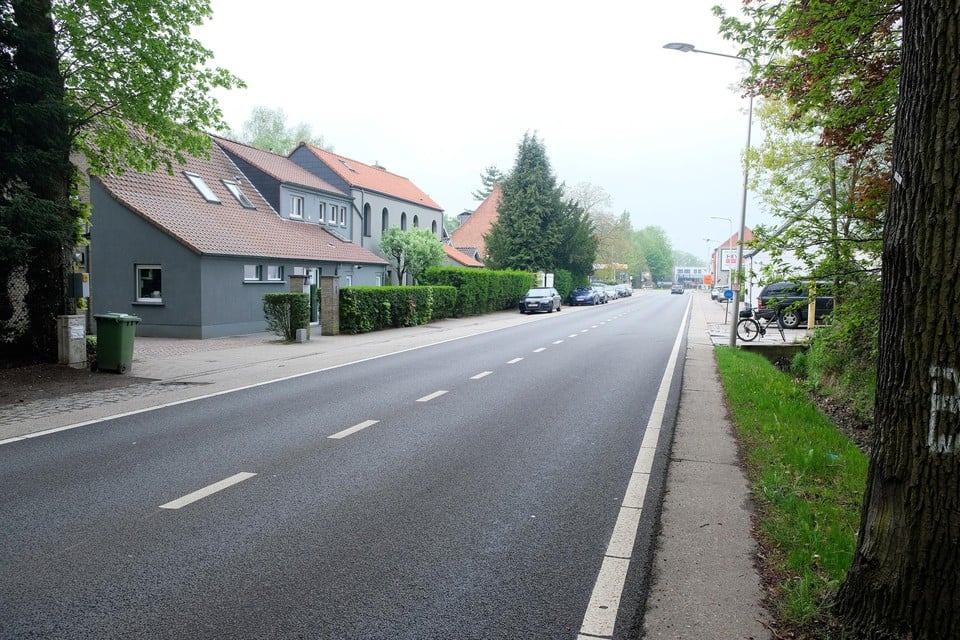 De Kalmhoutsesteenweg in Kapellen.