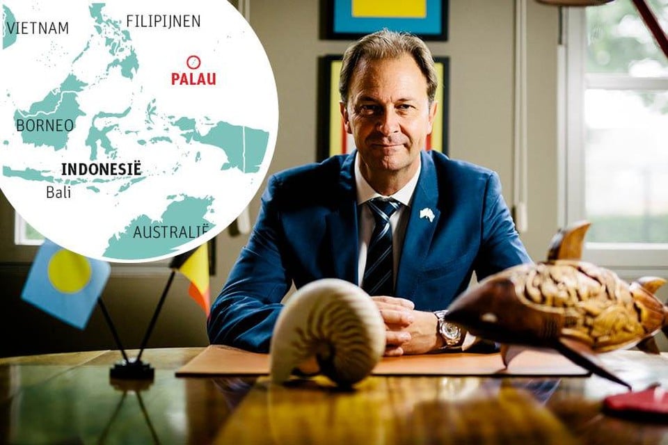 De Belgische ereconsul van Palau, Stefan Claes, aan zijn bureau in Brasschaat. 