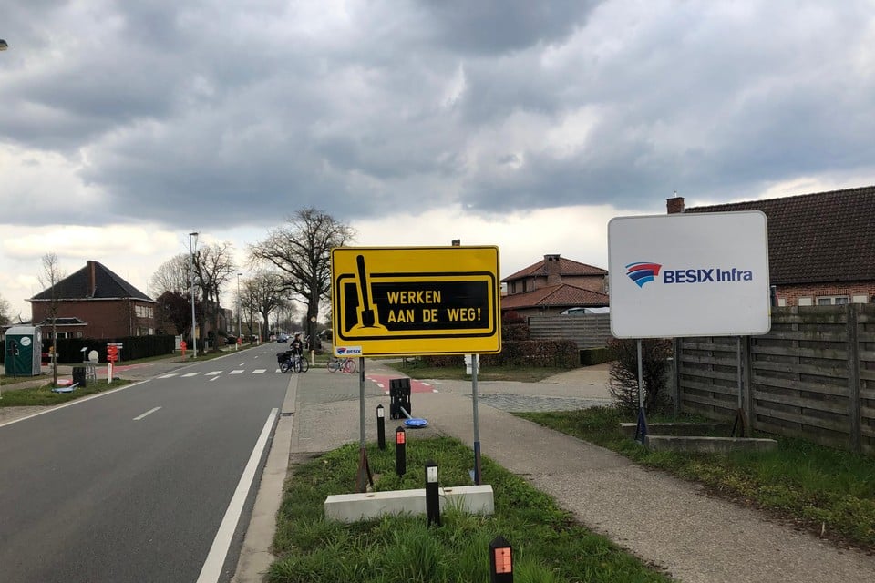 Op de Gierlebaan tussen Lille en Gierle komen nieuwe fietspaden en waterleiding. De hinder duurt zeker tot het einde van dit jaar.