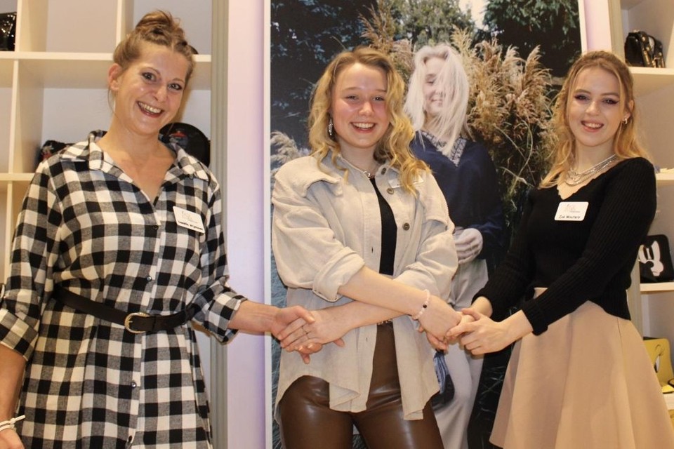 Ivy de Kroon slaat voor de uitbating van haar modezaak de handen in elkaar met Daniëlle Wijnhoven en Zoë Wouters. 