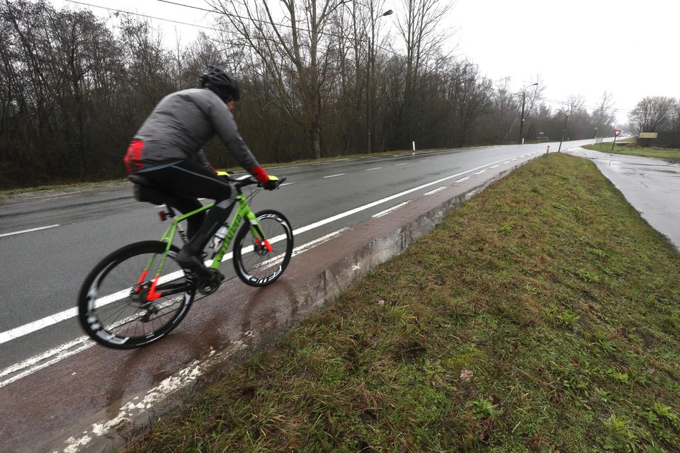 Het fietspad op de Broechemsesteenweg is nu nog smal en ligt gevaarlijk dicht naast de drukke gewestweg.