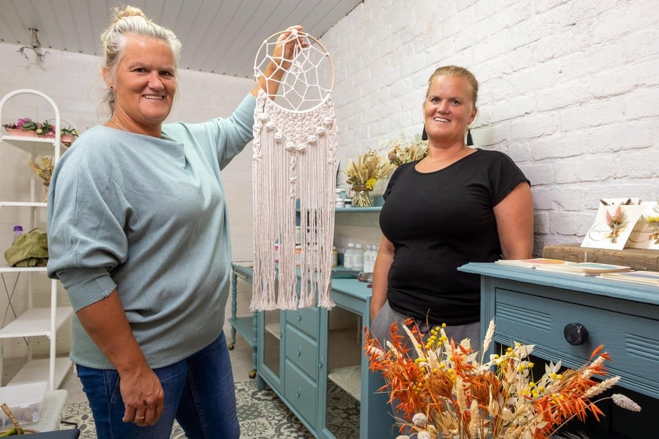 De zussen Ilse en Anka zijn onder meer creatief met macramé en strobloemen,tussen de kasten die ze met een lik verf een nieuwe, trendy look hebben gegeven.