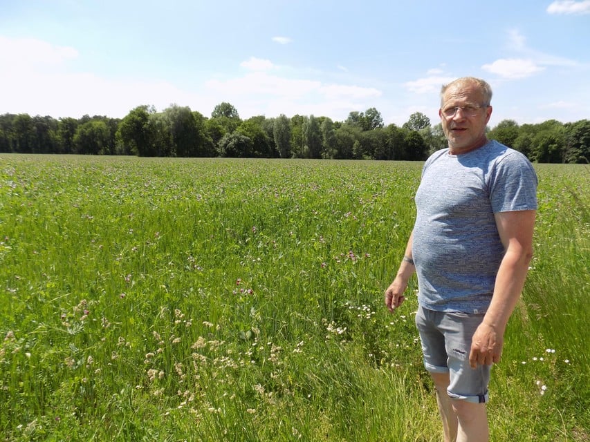 Joris Willems is ook trots op zijn veld met biologisch geteelde gerst.