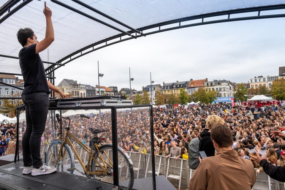 Ten thousand students celebrate on Sint-Jansplein. 