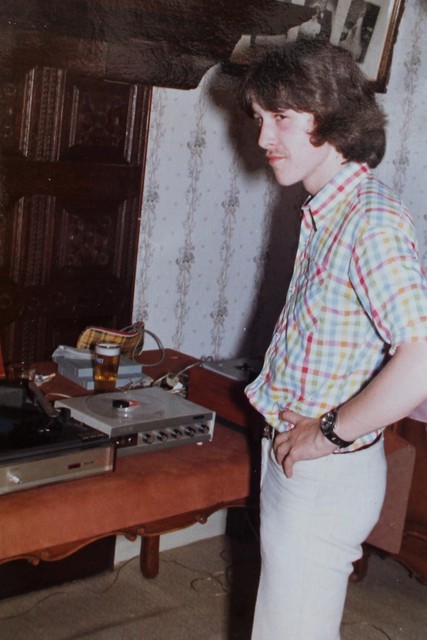 Rudi De Groof in de jaren 70 met zijn eerste dj-apparatuur. 