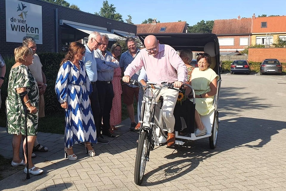 Burgemeester Dirk Bauwens trapt de fietstaxi op gang en vervoert onder anderen zijn voorganger Yolande Avontroodt. Op 9 juni zullen het andere vrijwilligers zijn die op de pedalen stampen.